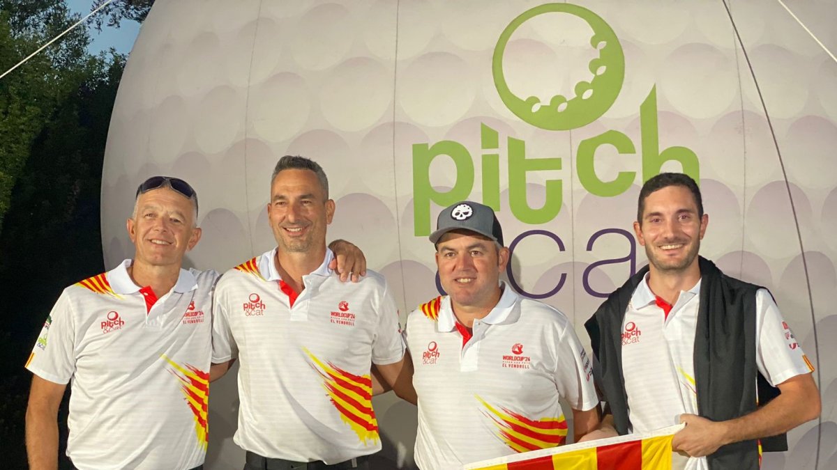 El jugador y socio del Golf Costa Daurada, David Solé, al lado de su compañero Manuel Amor a la izquierda de la imagen.