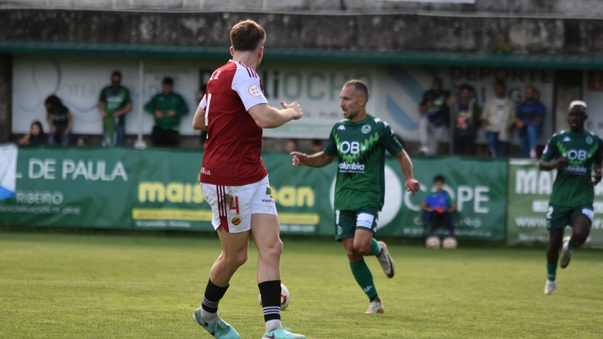 El defensor del Nàstic Pol Domingo intentando parar al extremo del Arenteiro David Ferreiro.