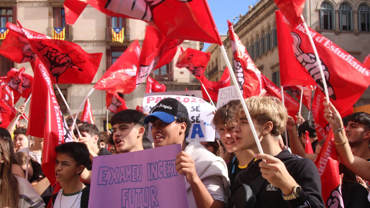 Joves estudiants manifestant-se per exigir que es publiqui ja el nou model de les PAU.