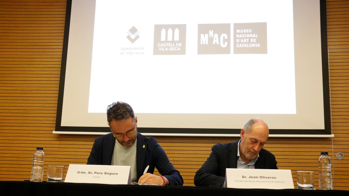 L'alcalde de Vila-seca, Pere Segura, i el president del MNAC, Jordi Oliveras, signen un conveni de col·laboració.