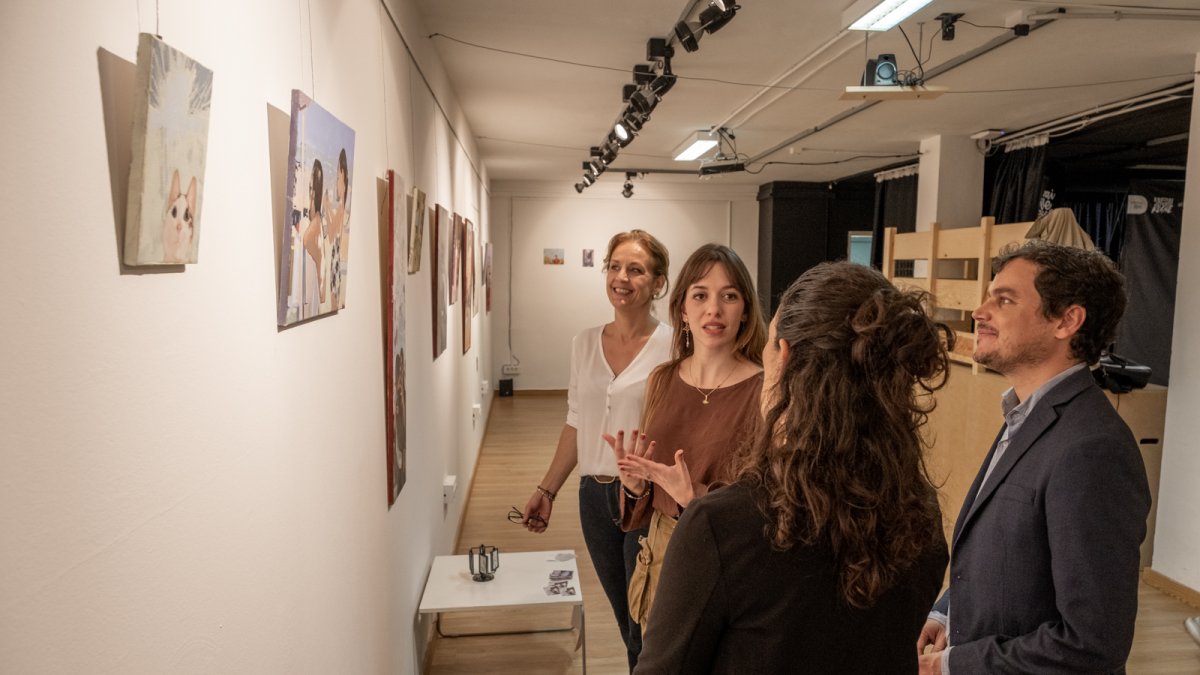 Clàudia Carbó durant la inauguració de l'exposició a l'Espai Jove Kesse.