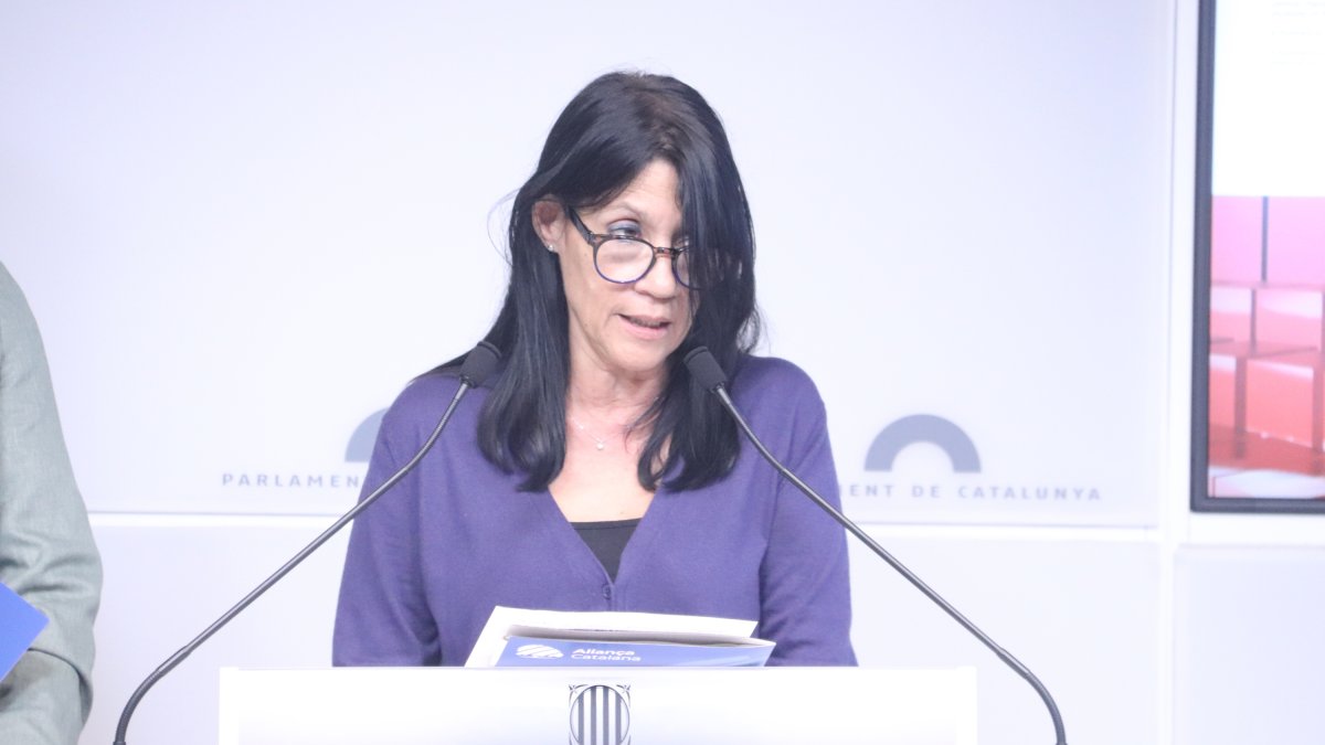 La diputada d'Aliança Catalana Rosa Maria Soberana ofereix una roda de premsa al Parlament.