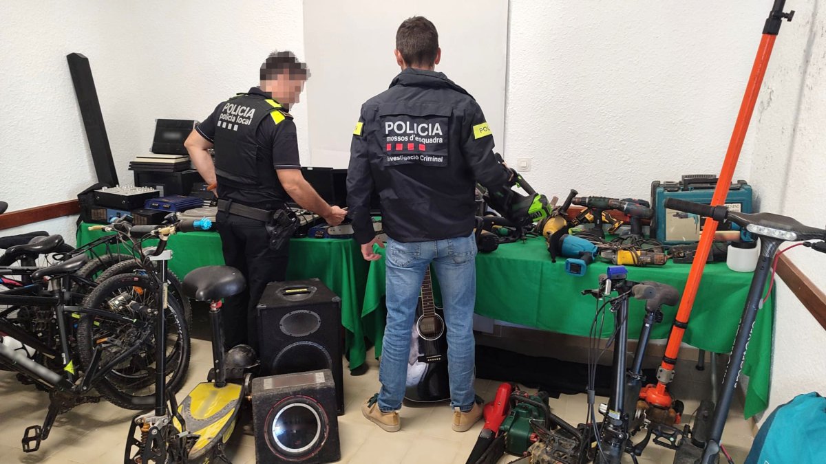Un agent dels Mossos d'Esquadra i un altre de la Policial Local de Deltebre durant l'operatiu fer per desmantellar un magatzem on es produïen i distribuïen drogues.