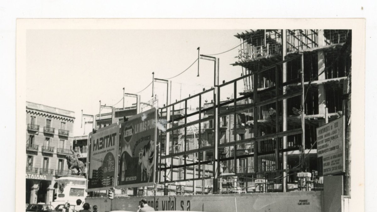Vista de la plaza del Prim desde el Raval de Jesús.