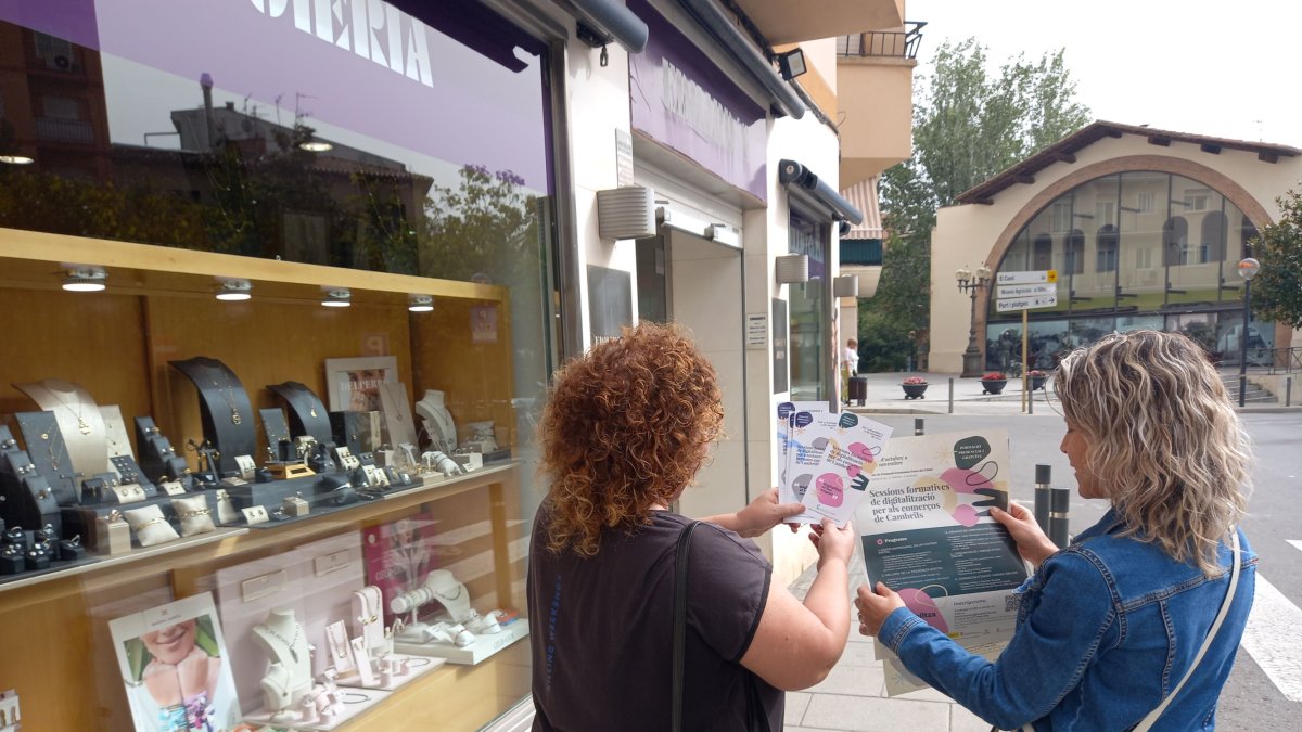 El Ayuntamiento está repartiendo dípticos informativos de las sesiones formativas de digitalización.