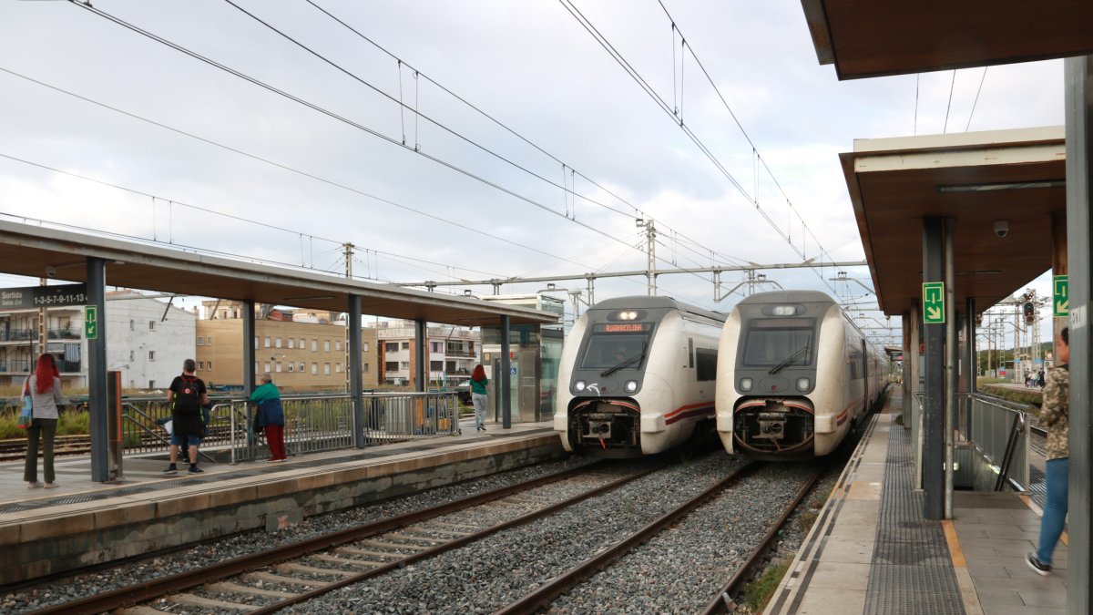 Un dels trens que fa el trajecte des de Sant Vicenç de Calders a Barcelona directe, a l'espera de sortir de l'estació.