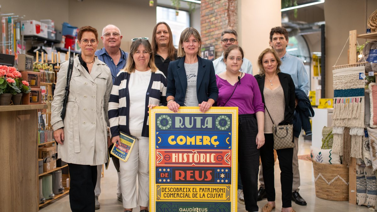 La concejala Noemí Llauradó con representantes de comercios históricos.