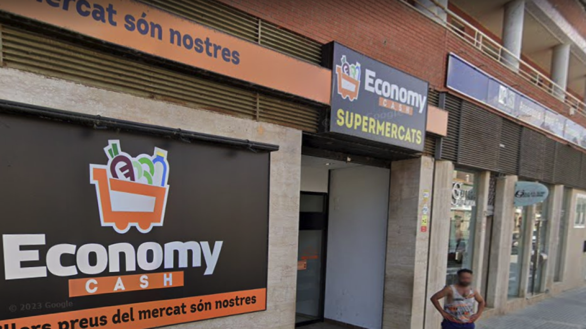 Fachada del supermercado Economy Cash de Amposta.