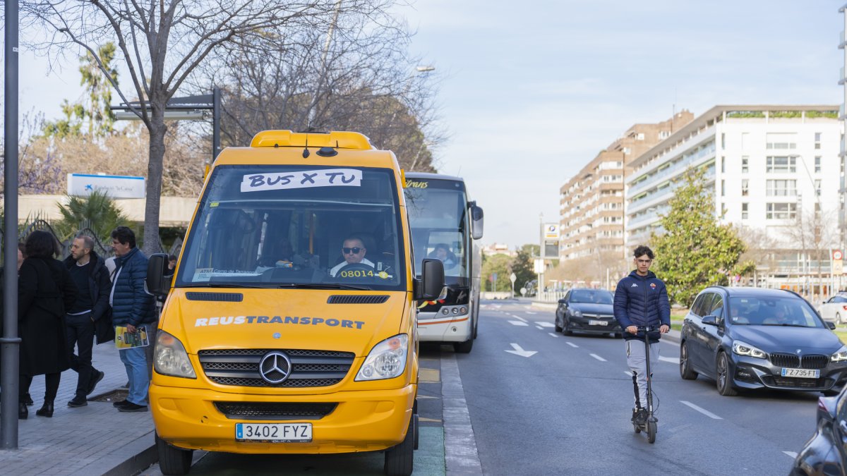 Fotografia d’arxiu d’un autobús del servei a demanda ‘Bus x tu’, a la parada de l’avinguda de Sant Jordi.