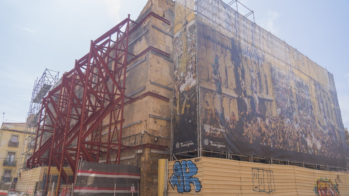 Ca l’Ardiaca fa més d’una dècada que es troba envoltat de bastides i suports per assegurar-ne l’estructura.