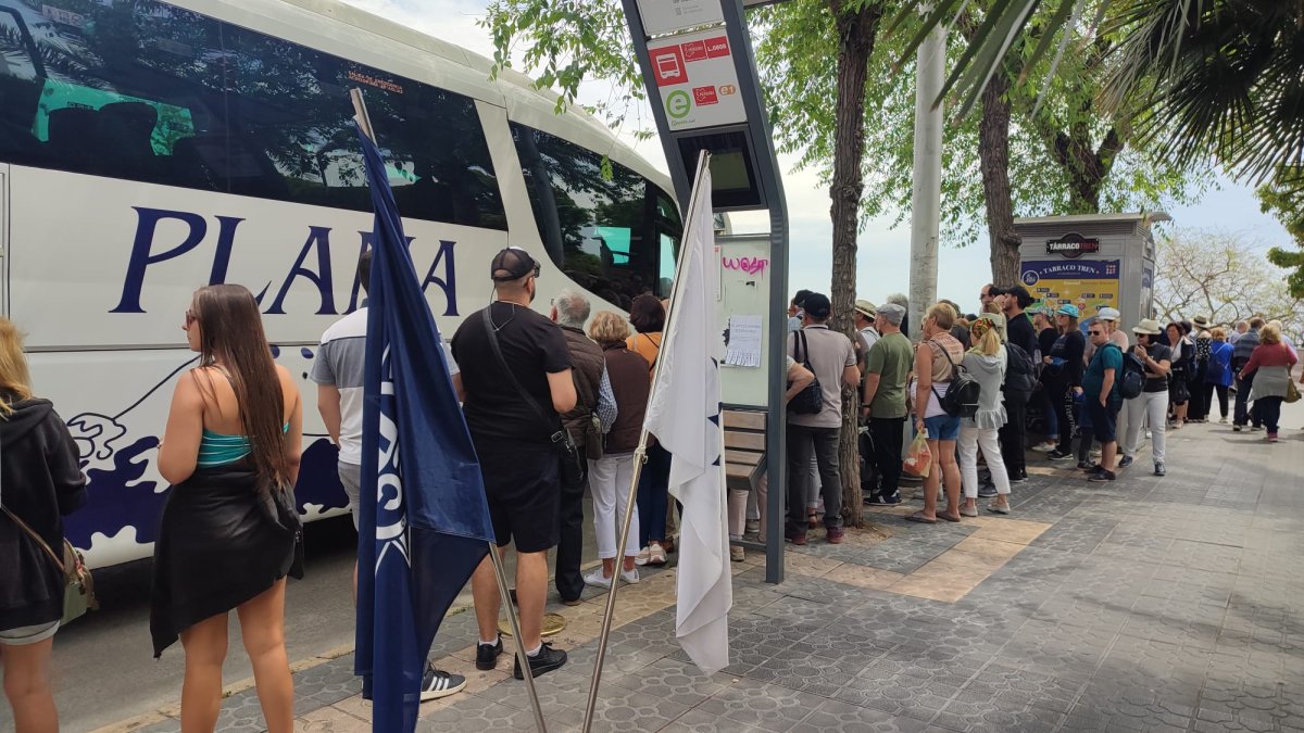 Imatge d’arxiu de creueristes esperant a la plaça de la Unesco per pujar a un dels autobusos per fer el trajecte fins a la terminal de creuers del Port de Tarragona.