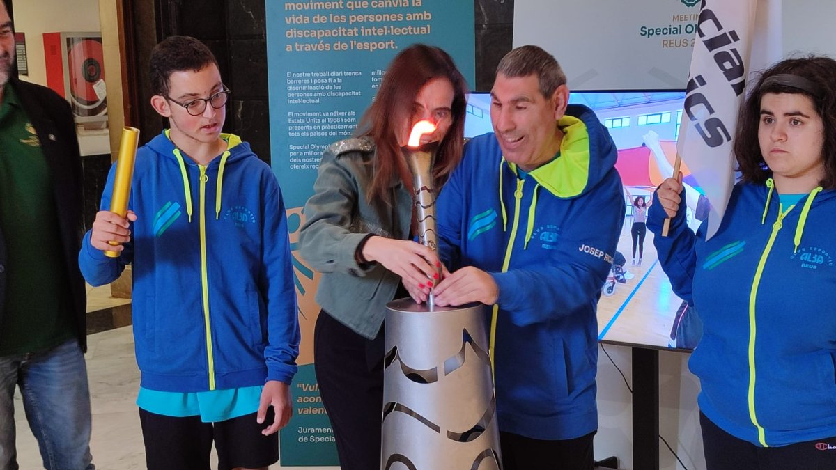 Imagen del momento en que la antorcha ha sido colocada en el lugar de honor en el Ayuntamiento de Reus.