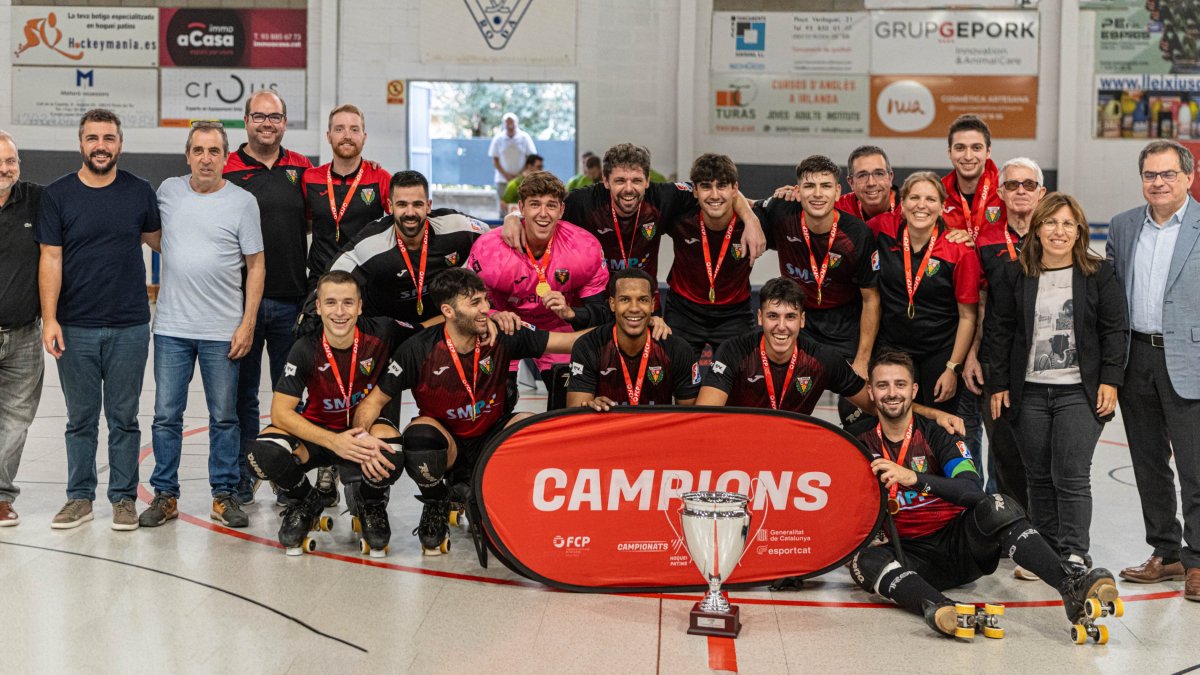 L’equip del CE Vendrell amb la copa de la Lliga Catalana OK Plata que van guanyar al Girona.
