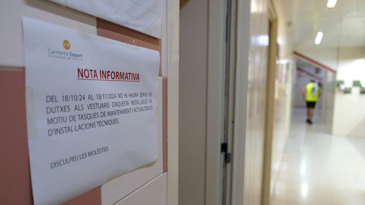 Cartell informant de la inoperativitat de les dutxes.