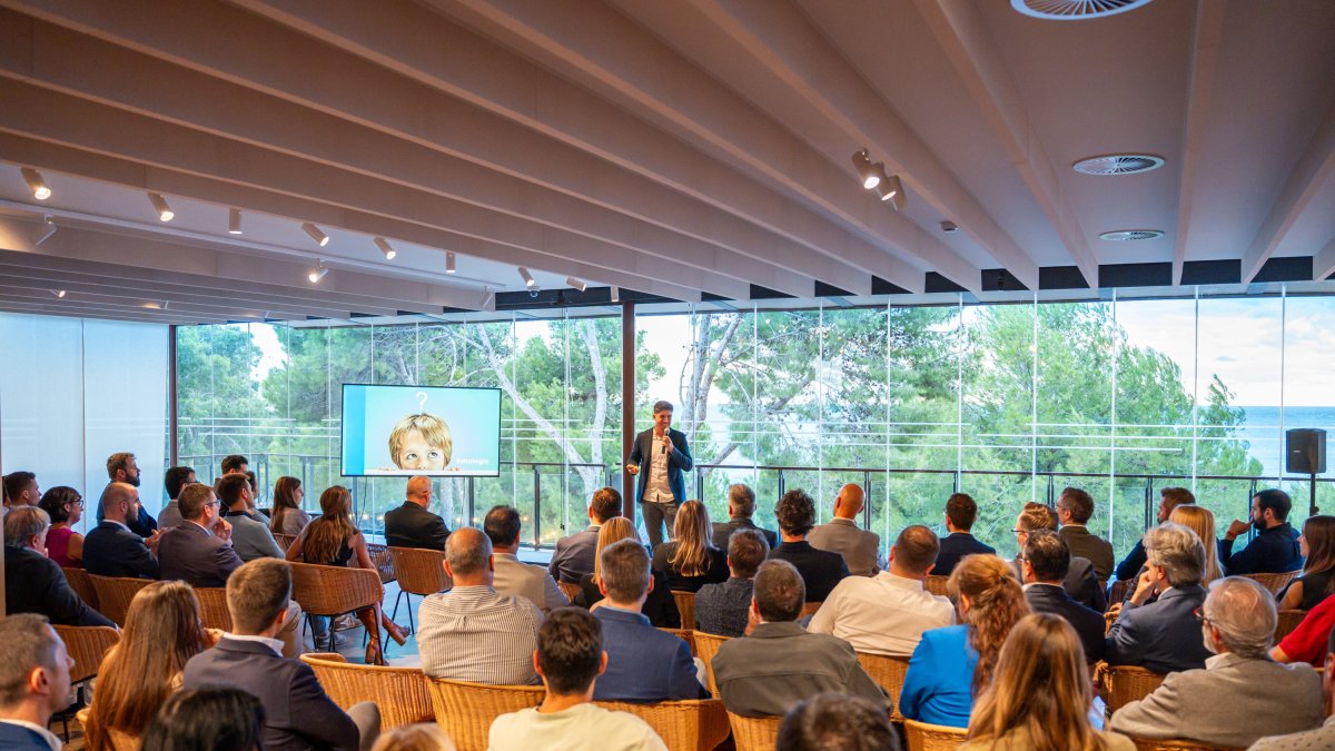 ha
L'empresa ha reunit a més d’un centenar de persones en la celebració del seu quinzè aniversari a l’Infinitum Beach Club de Salou.