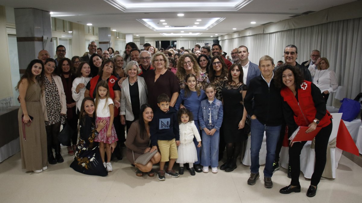 Fotografia de família dels assistents i voluntaris del Còctel-sopar solidari de la Creu Roja a Salou