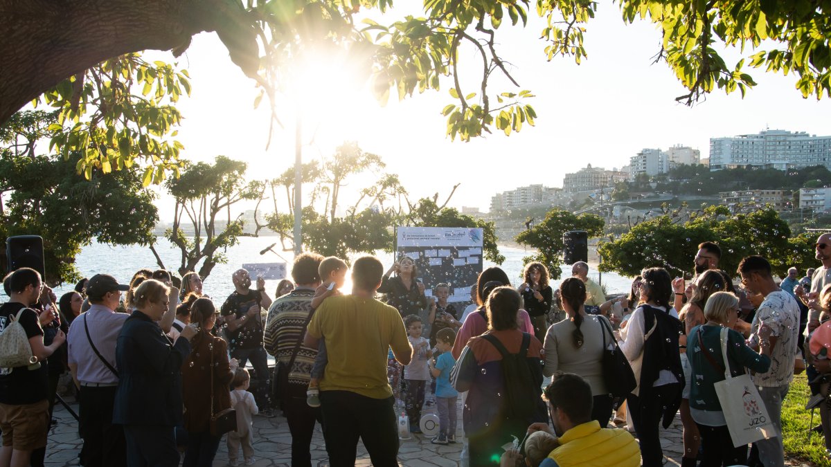 Imagen de la jornada solidaria en los jardines del Àncora