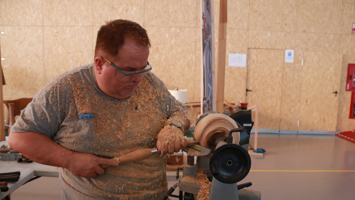 Un carpintero de Lombarte Group, durante la 16.ª Feria de Artesanía de la Madera y 11.ª del Mueble de la Sénia