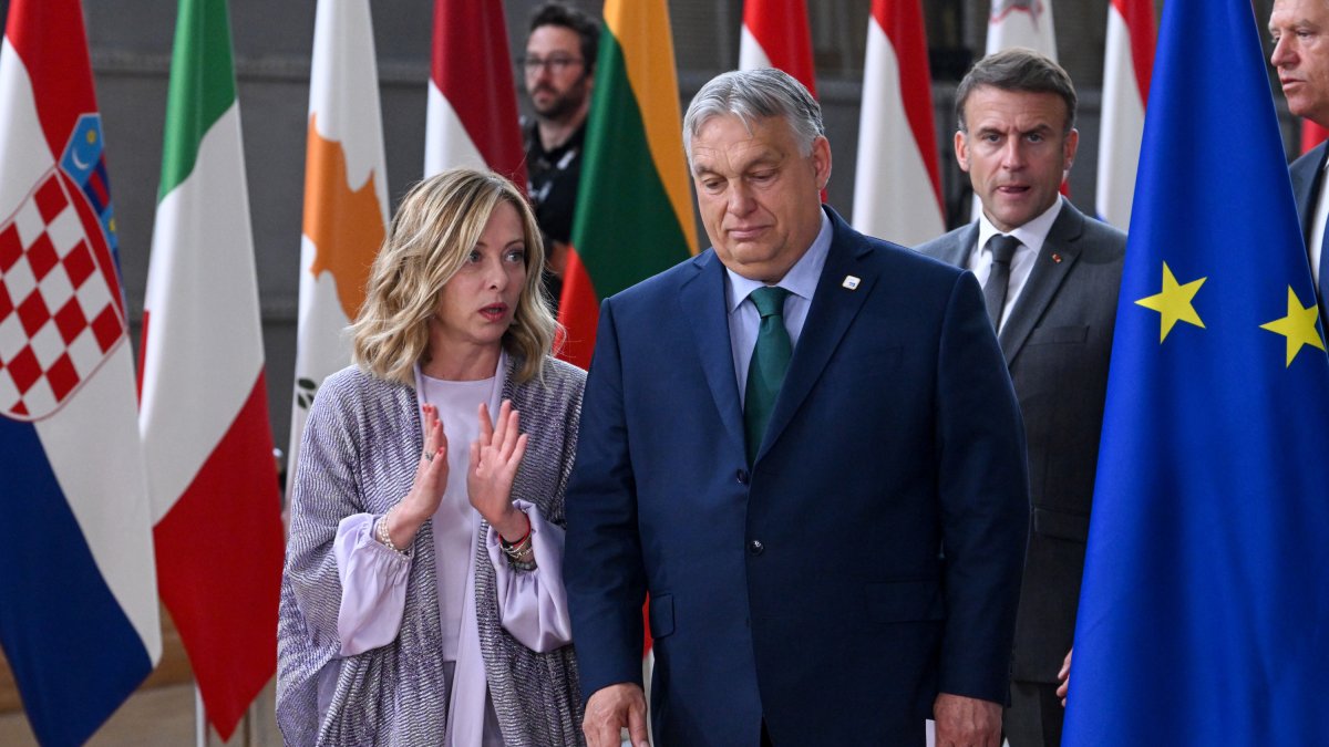 Imatge d'arxiu de la primera ministra italiana, Giorgia Meloni, i el primer ministre hongarès, Viktor Orbán