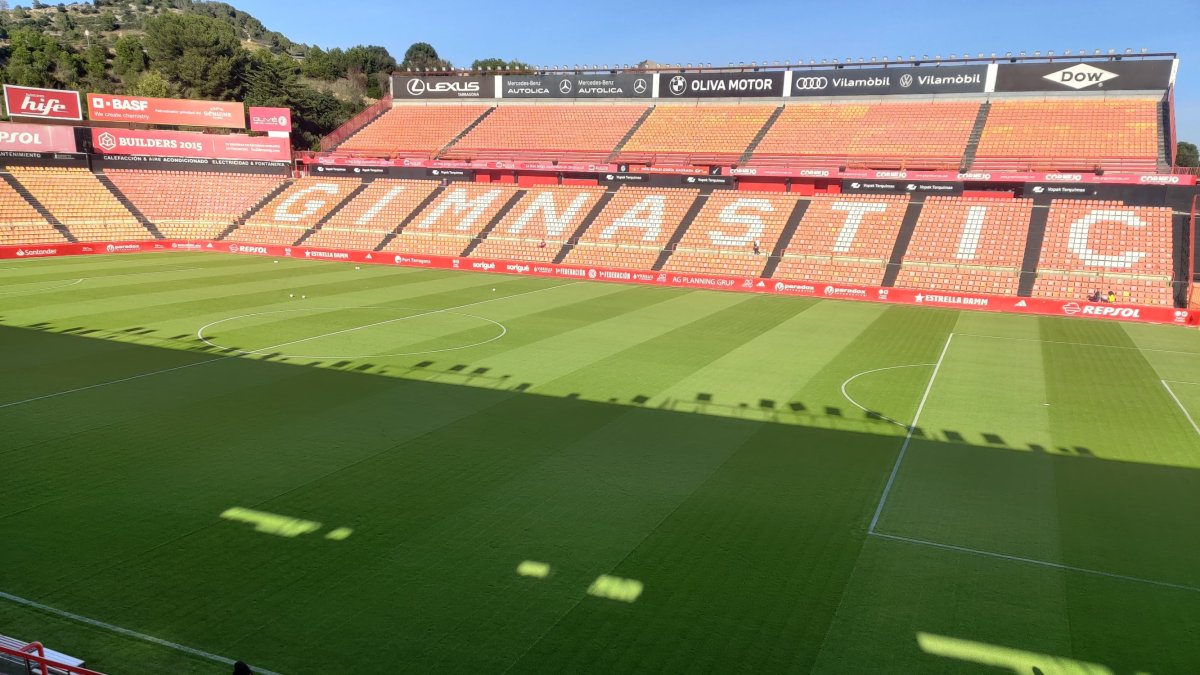 El Nou Estadi Costa Daurada, amb la gespa renovada, abans del partit.