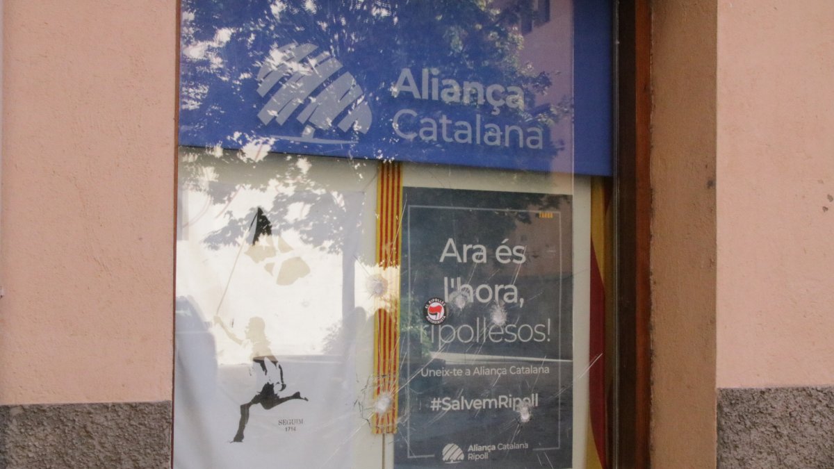 Uno de los cristales rotos de la sede de Aliança Catalana en Ripoll