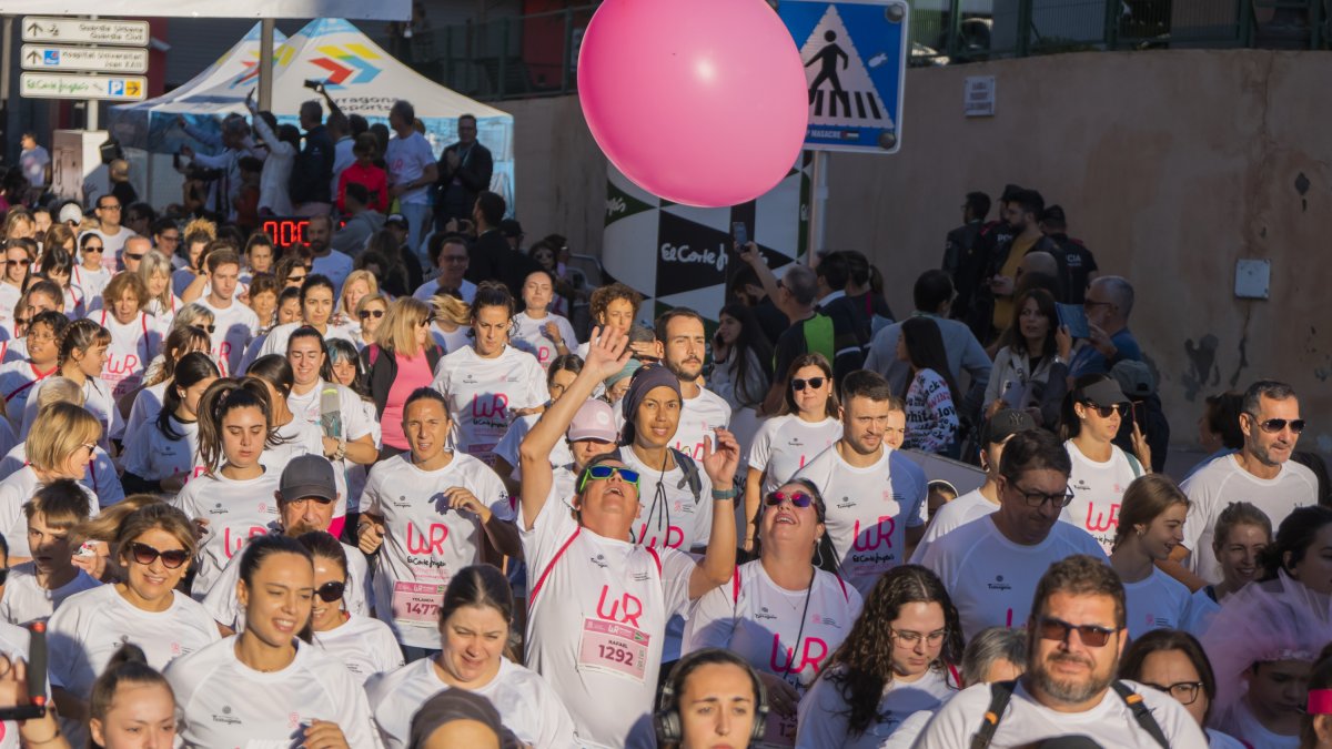 Las más de 3.000 personas en la rambla Lluís Companys, justo delante de El Corte Inglés, en el momento de la salida de la 9.ª Women Race.