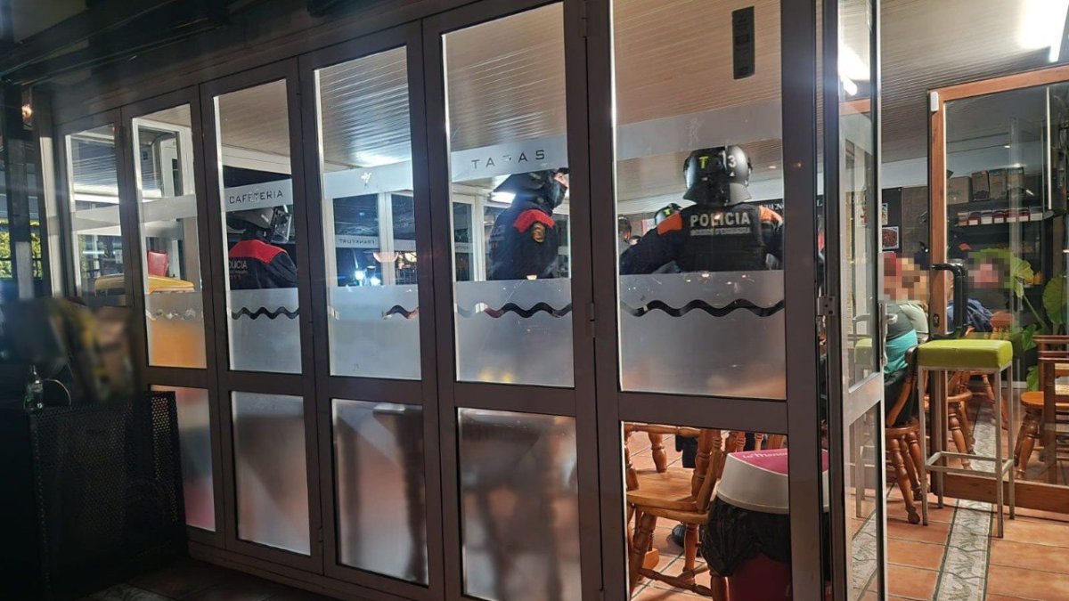 El dispositiu es va dur a terme en un establiment ubicat al carrer Montserrat Caballé de la Pineda.