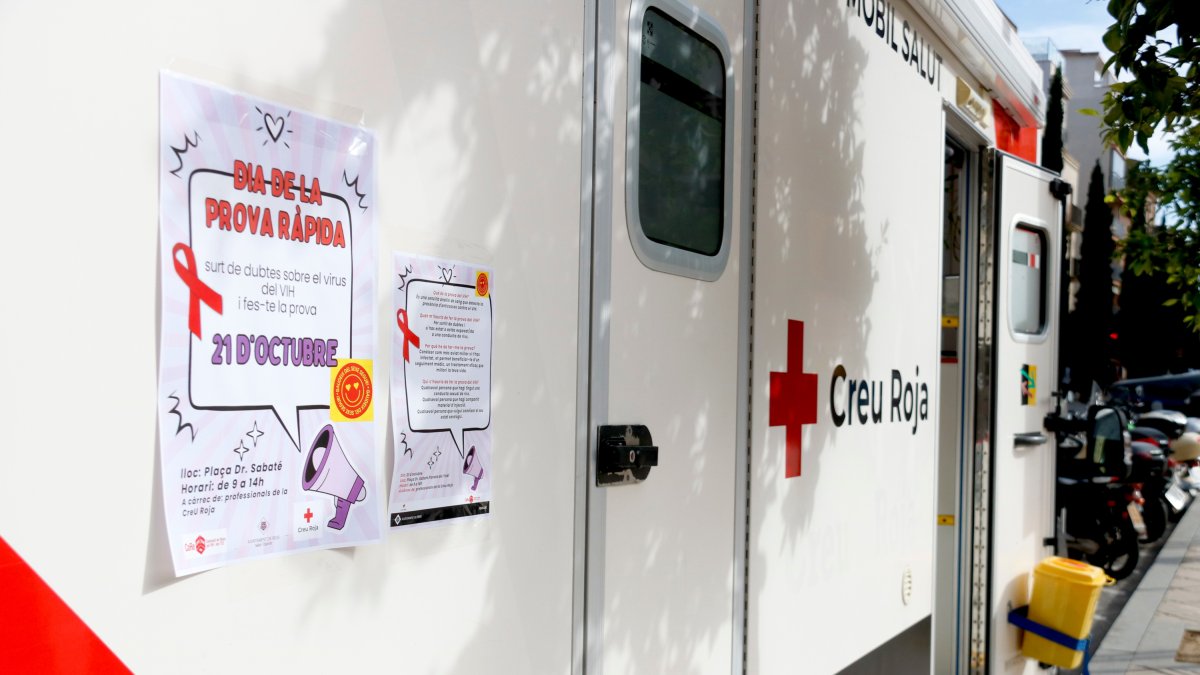 Unitat mòbil de la Creu Roja per fer proves ràpides de VIH.