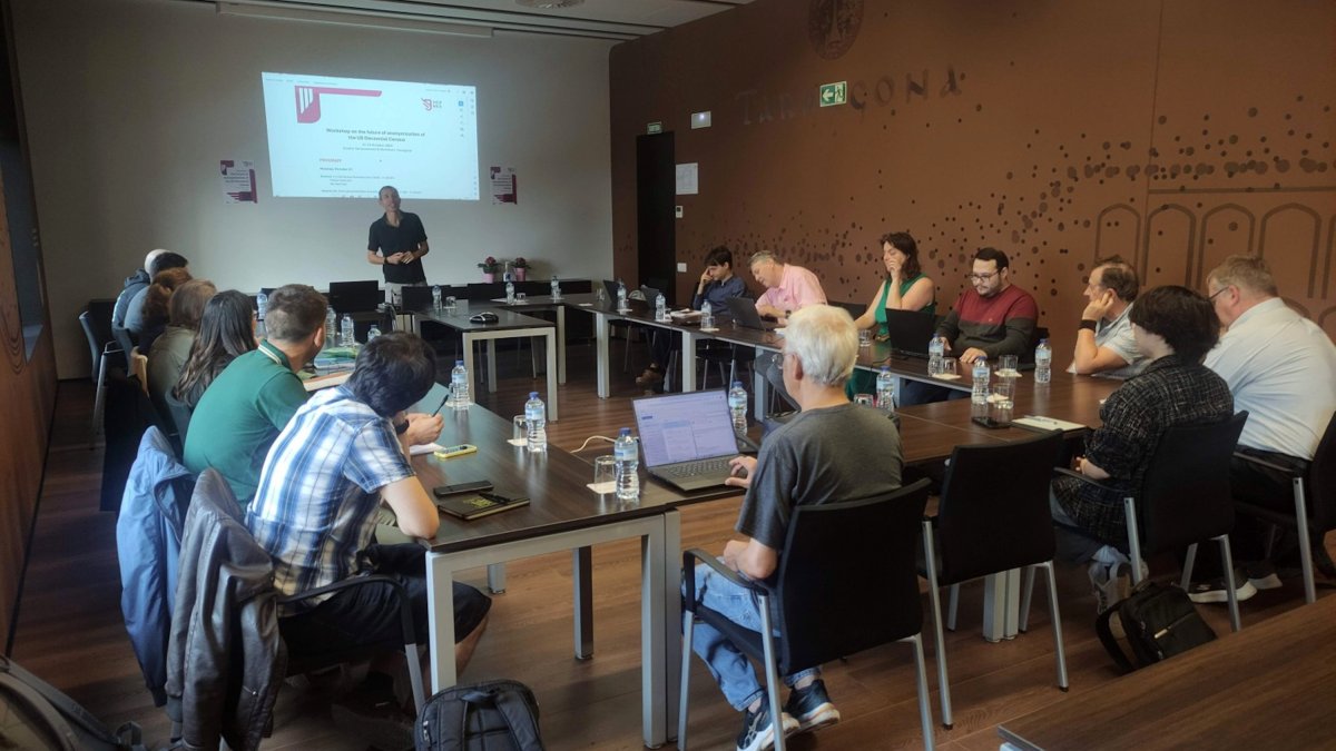 El catedrático de la URV Josep Domingo, y varios expertos asistiendo al encuentro internacional que se celebra en Tarragona para debatir sobre la privacidad y el anonimització de datos censales.