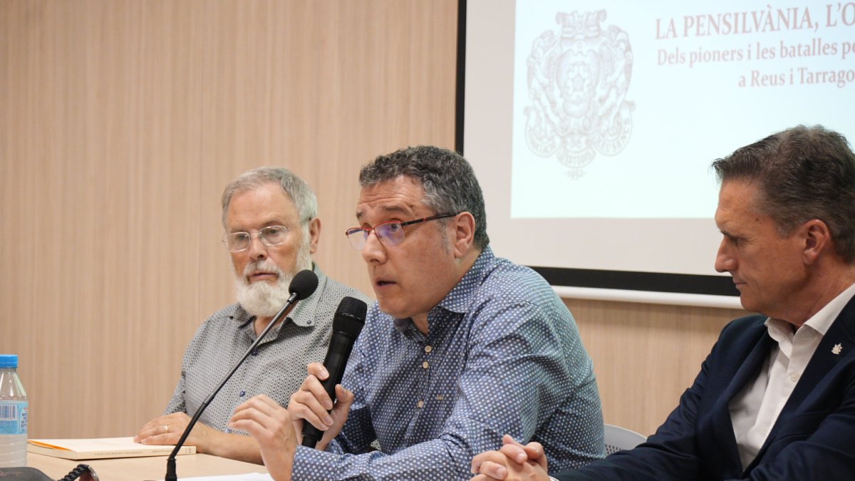 Con el micrófono, Josep Cruset, durante la presentación del libro ‘La Pensilvània, el oro negro de los Vilella’.