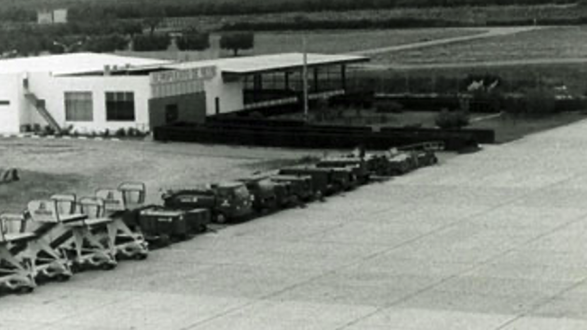 Fotografía de archivo de las instalaciones del Real Aeroclub de Reus entre los años setenta y ochenta.