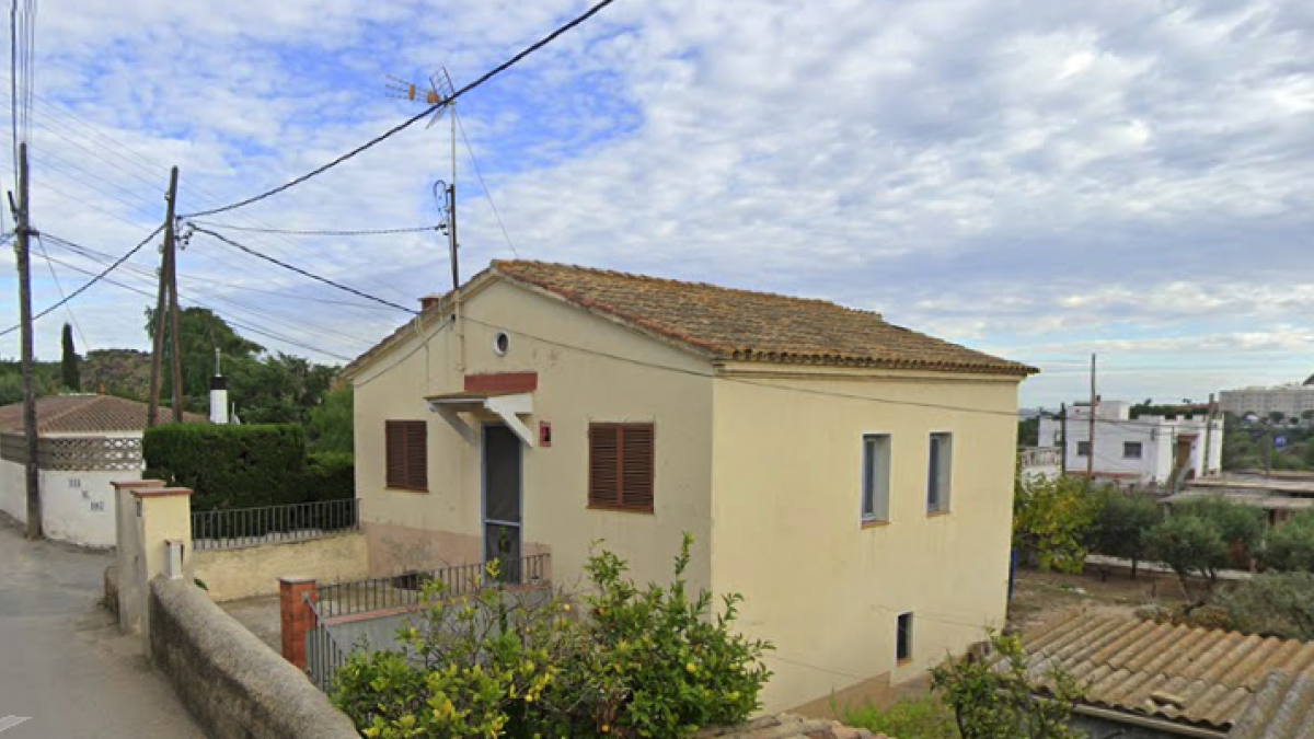 Los ladrones rompieron la ventana para acceder al interior de la casa del Camí del Llorito.
