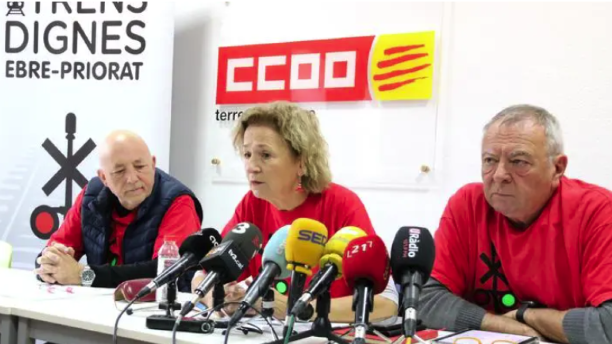 Valentí Marin, Cinta Galiana y Josep Casadó, portavoces de Trens Dignes, en rueda de prensa en Tortosa.
