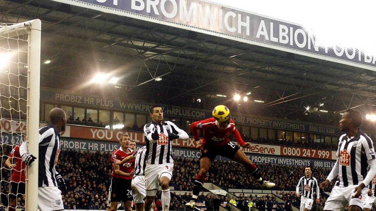 Imagen del futbolista mexicano Javier 'Chicharito' Hernández rematando de ninguno una pelota en un partido de Premier League.