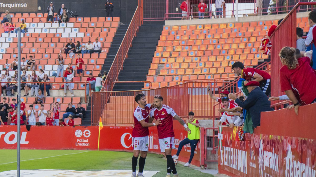 Los jugadores del Nàstic Joan Oriol y Antoñín Cortés celebrante el gol del delantero contra el Osasuna Promesas.