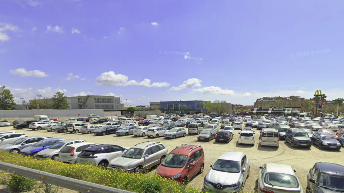 Fotografia de l’estat actual del pàrquing situat al costat de l’Institut Escola Pi del Burgar, que desapareixerà .