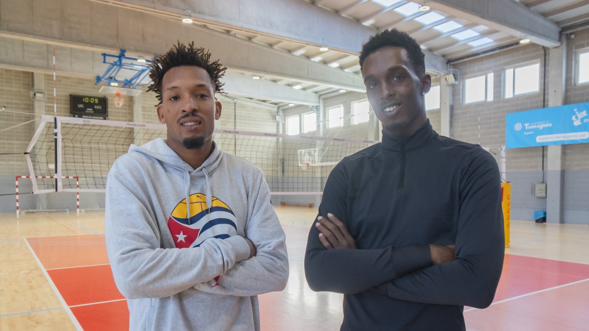 A la izquierda, el colocador Dayan Torres y, a la derecha, el receptor Denys González antes de realizar uno de los entrenamientos individuales.