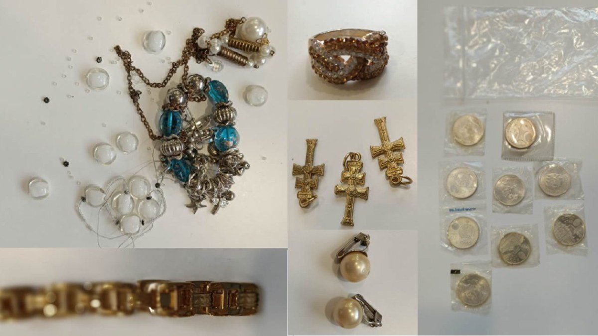 Imatge d'algunes joies sostretes localitzades a la furgoneta dels detinguts.