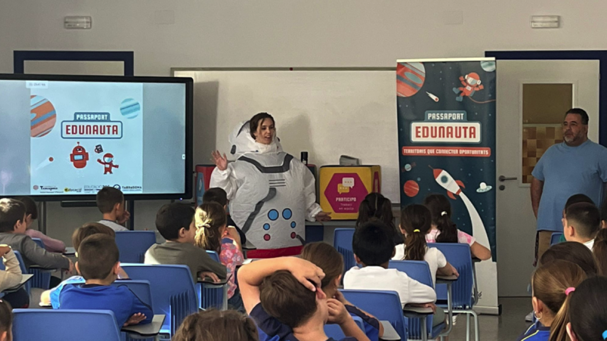 Primera entrega de pasaportes en la escuela La Salle de Torreforta.