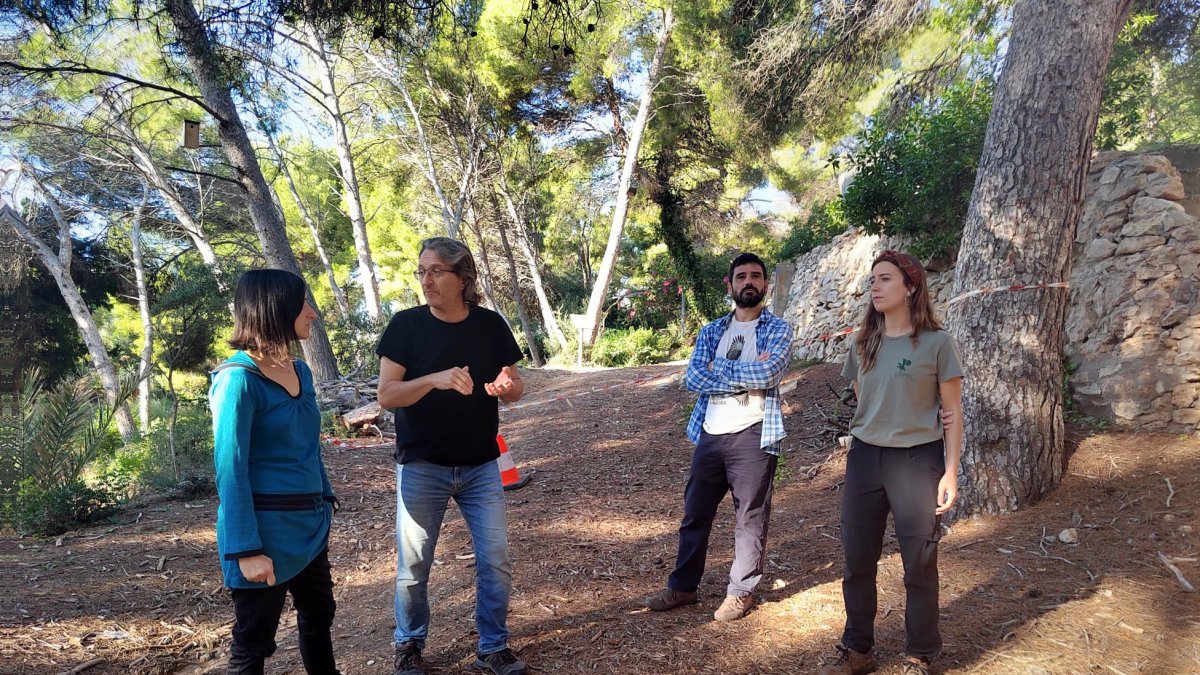 La coalcaldesa de Altafulla y responsable de Medio Ambiente, Alba Muntadas, y el presidente del Gepec-EdC, Xavi Jiménez, tras firmar el acuerdo de gestión y custodia de la finca