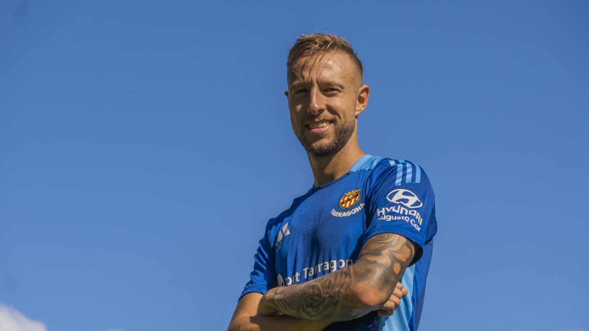 El jugador del Nàstic Víctor Narro en el césped del Nuevo Estadio Costa Daurada.