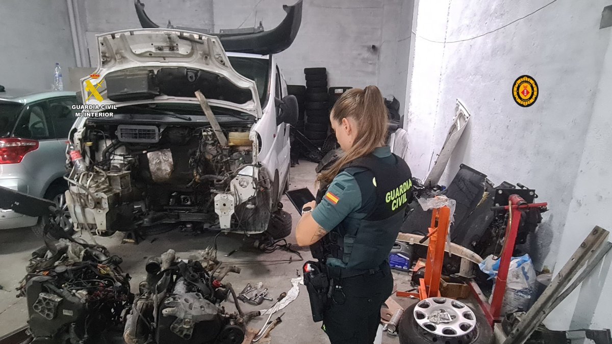 Interior del taller ilegal de Amposta.