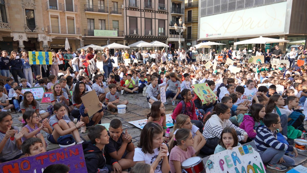 Alumnos en la plaza del Mercadal.