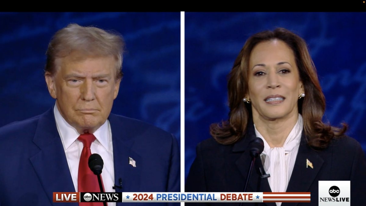 El expresidente de los EE.UU. y candidato republicano, Donald Trump, y la vicepresidenta de los EE.UU. y candidata demócrata, Kamala Harris, en el debate electoral de la cadena 'ABC'.