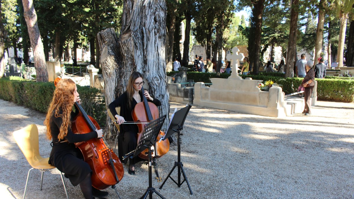 El dia 1, els visitants seran rebuts per la música d’un duet de violoncels.