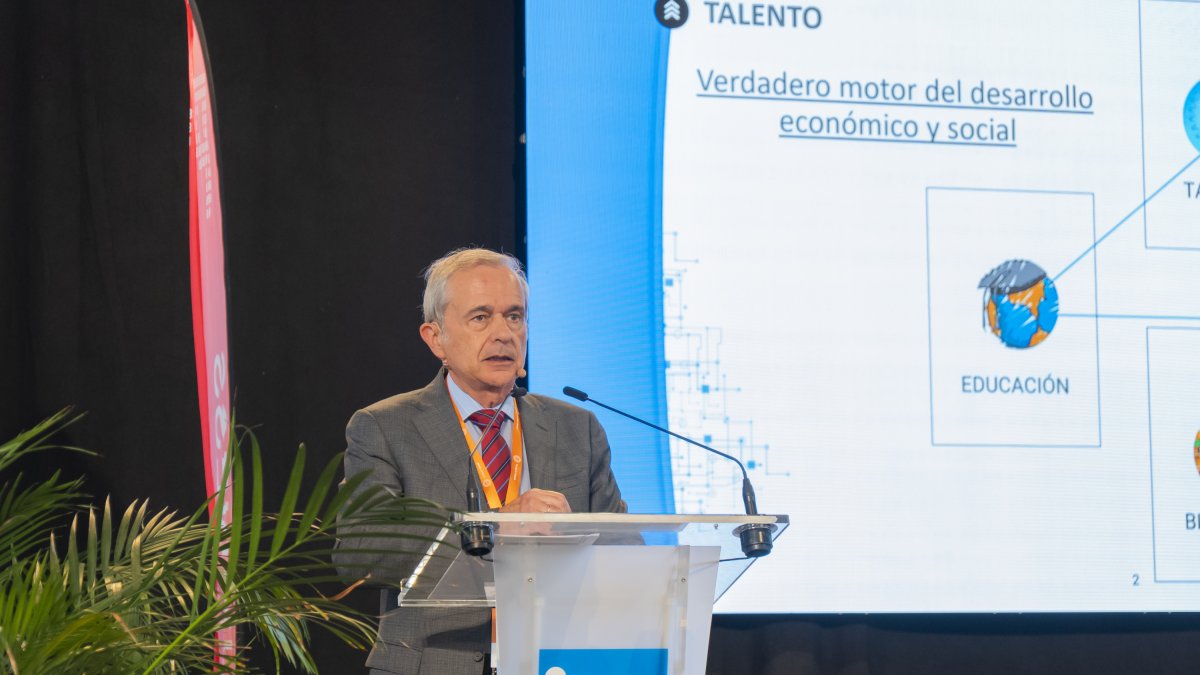 Antonio Abril, presidente de la Conferencia de Consejos Sociales de las Universidades Españolas, exponiendo la conferencia ‘Universidad-Empresa, una cooperación mejorable’.