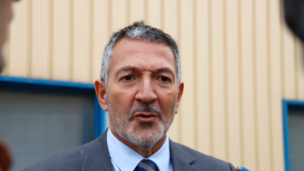 El conseller d'Empresa i Treball, Miquel Sàmper, atén els mitjans de comunicació