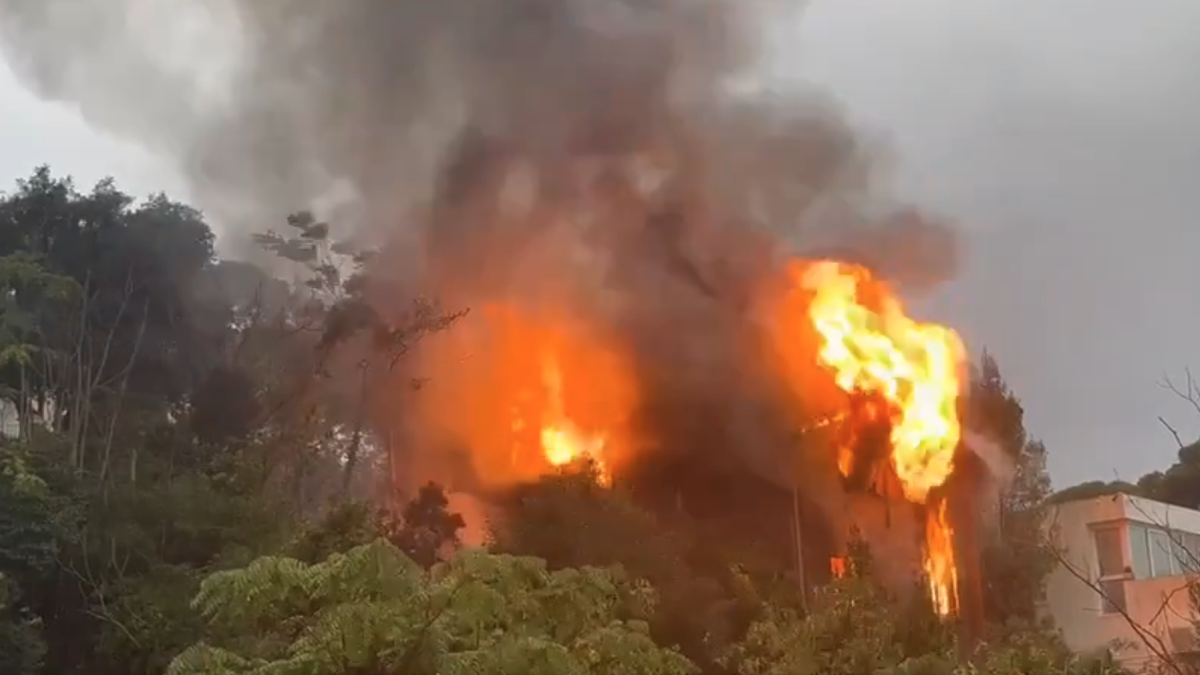 Imatge de l'incendi a la casa de fusta provocat per un llamp