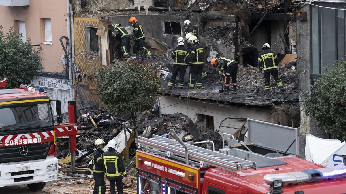 Bombers de Santander recuperen el cos sense vida d’una persona entre la runa de l’edifici que s’ha esfondrat aquest dissabte per una explosió