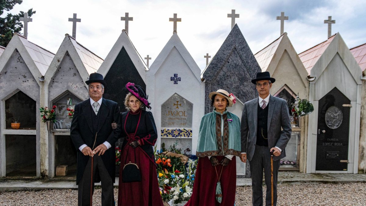 Un grup de recreadors dels Pallaresos, durant l'ofrena floral